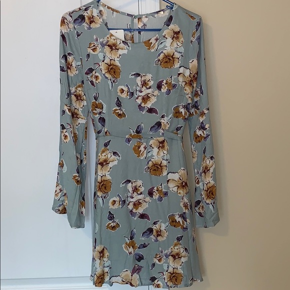 Dresses & Skirts - 🍁Sage Floral Flare Sleeve Dress